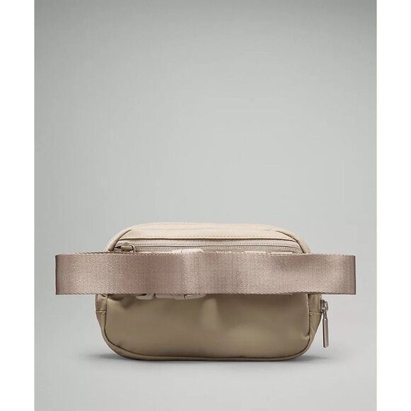 Everywhere Belt Bag 1L - Raw Linen - Picture 2 of 6